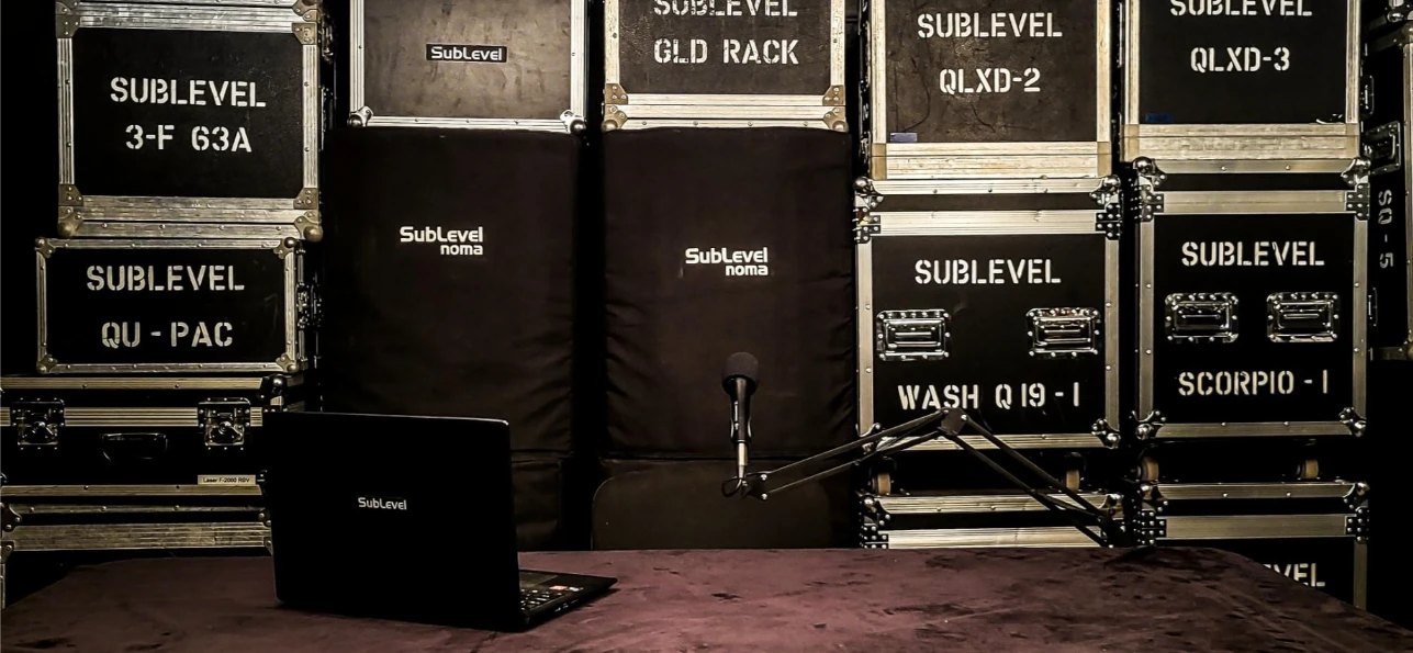 ECO podkāsta studija vienai personai ar mikrofonu, galdu un portatīvo datoru Rīgā